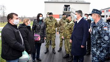 Predsjednik Milanović u vojarni u Petrinji