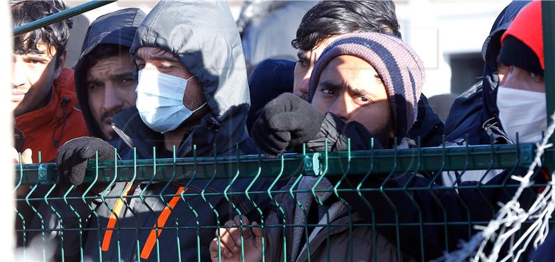 BiH army sets up tents for migrants outside Bihac