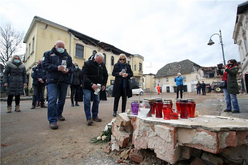 Gradonačelnik Dumbović odao počast stradalima u potresu