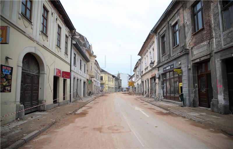 Čišćenje ruševina kuća u Petrinji