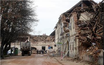 Čišćenje ruševina kuća u Petrinji