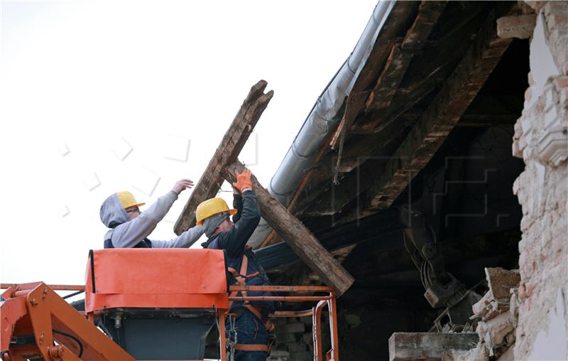 Man killed in fall from damaged roof in Petrinja