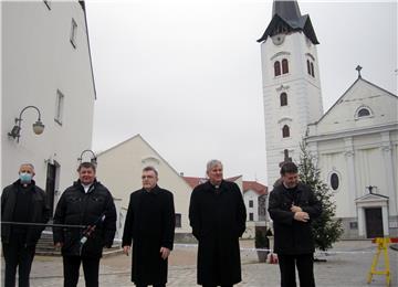 Kardinal Bozanić obišao oštećene crkve