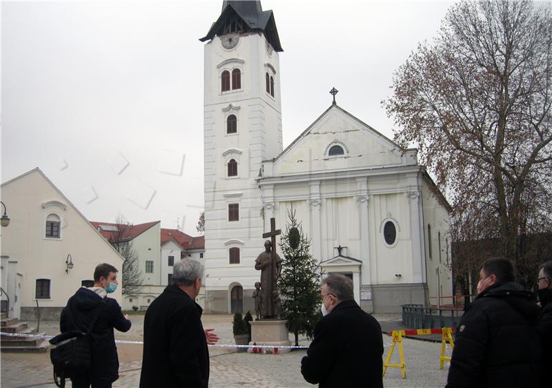 Kardinal Bozanić obišao oštećene crkve