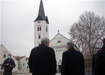 Kardinal Bozanić obišao oštećene crkve