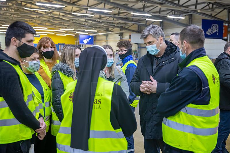 Plenković posjetio distribucijski centar Caritasa, razgovarao s biskupom Košićem