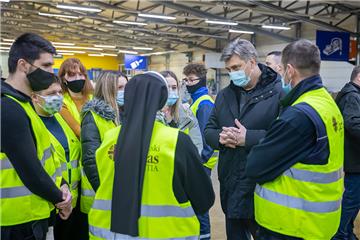 Plenković posjetio distribucijski centar Caritasa, razgovarao s biskupom Košićem