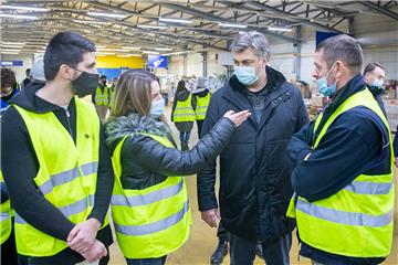 Plenković posjetio distribucijski centar Caritasa, razgovarao s biskupom Košićem