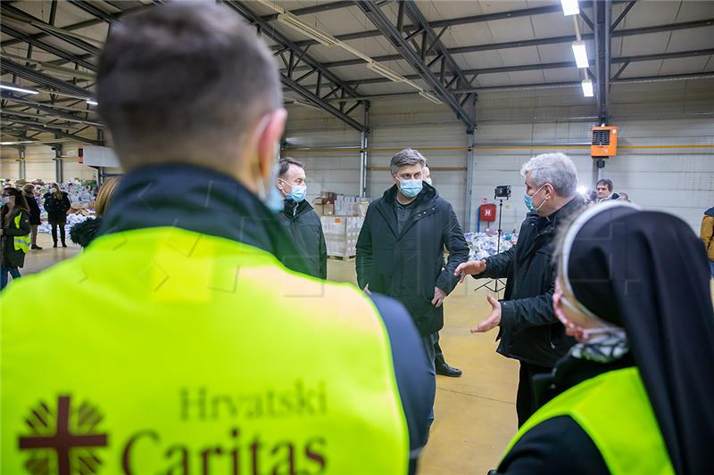 Plenković posjetio distribucijski centar Caritasa, razgovarao s biskupom Košićem