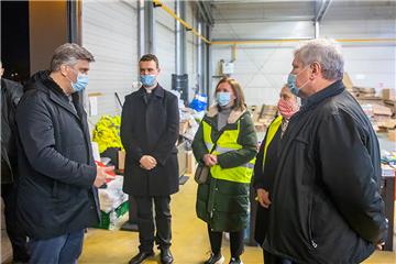 Plenković posjetio distribucijski centar Caritasa, razgovarao s biskupom Košićem