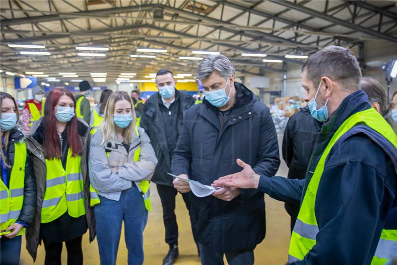 Plenković posjetio distribucijski centar Caritasa, razgovarao s biskupom Košićem