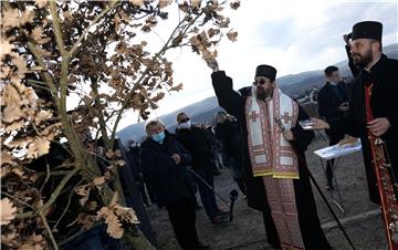 SNV na Badnji dan kod oštećene crkve Svetog Nikole na pravoslavnom groblju u Petrinji