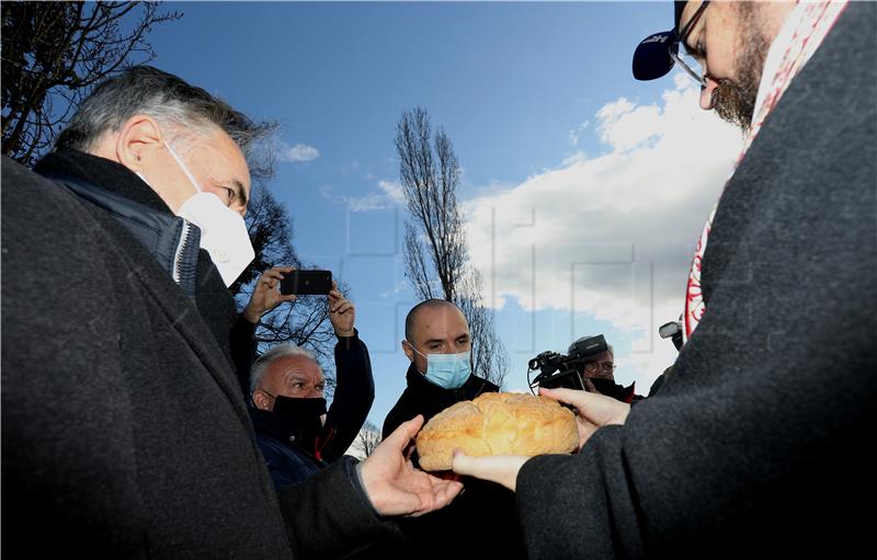 SNV na Badnji dan kod oštećene crkve Svetog Nikole na pravoslavnom groblju u Petrinji