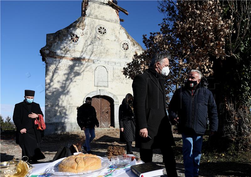 SNV na Badnji dan kod oštećene crkve Svetog Nikole na pravoslavnom groblju u Petrinji