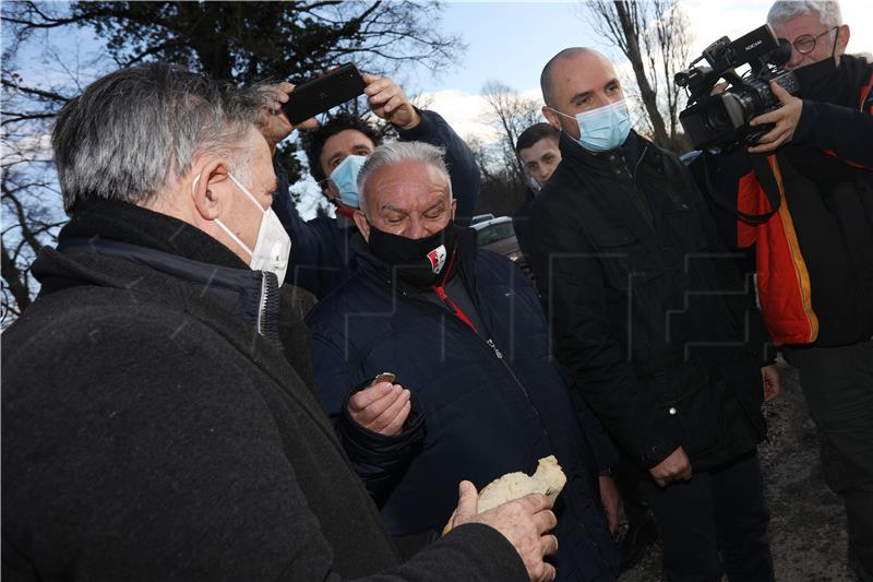 SNV na Badnji dan kod oštećene crkve Svetog Nikole na pravoslavnom groblju u Petrinji