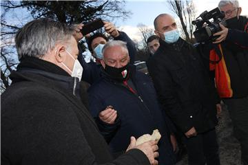 SNV na Badnji dan kod oštećene crkve Svetog Nikole na pravoslavnom groblju u Petrinji