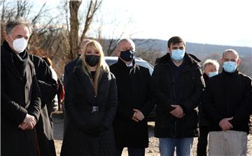 SNV na Badnji dan kod oštećene crkve Svetog Nikole na pravoslavnom groblju u Petrinji