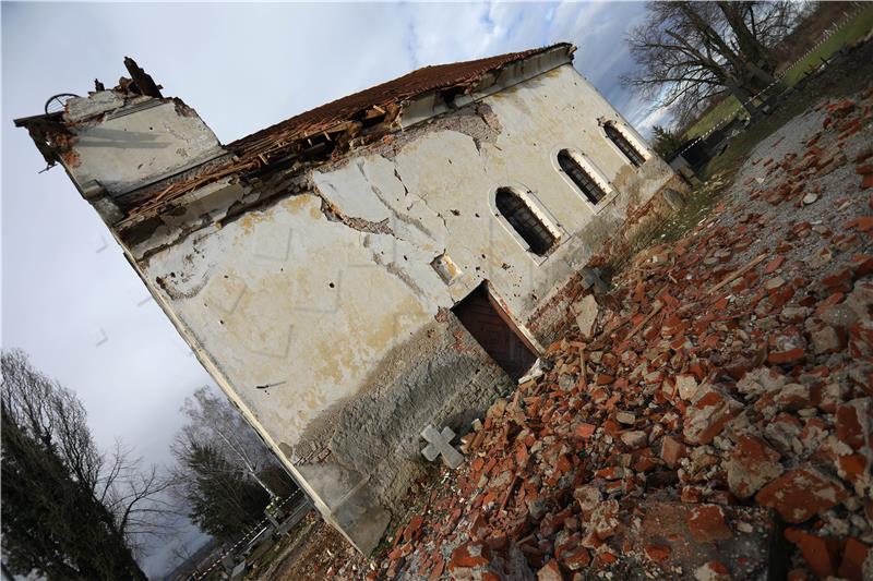 SNV na Badnji dan kod oštećene crkve Svetog Nikole na pravoslavnom groblju u Petrinji