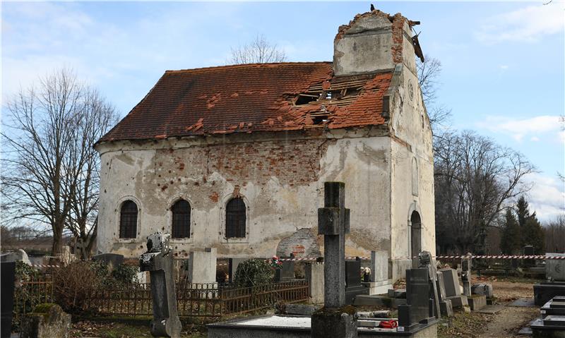 SNV na Badnji dan kod oštećene crkve Svetog Nikole na pravoslavnom groblju u Petrinji