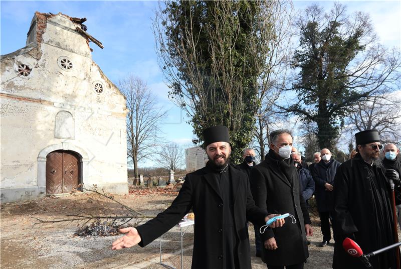 SNV na Badnji dan kod oštećene crkve Svetog Nikole na pravoslavnom groblju u Petrinji