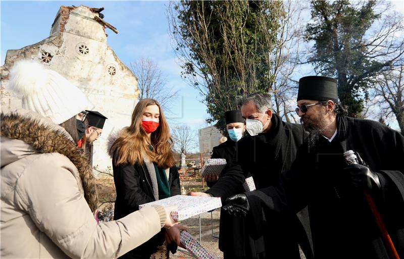 SNV na Badnji dan kod oštećene crkve Svetog Nikole na pravoslavnom groblju u Petrinji