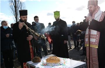 SNV na Badnji dan kod oštećene crkve Svetog Nikole na pravoslavnom groblju u Petrinji