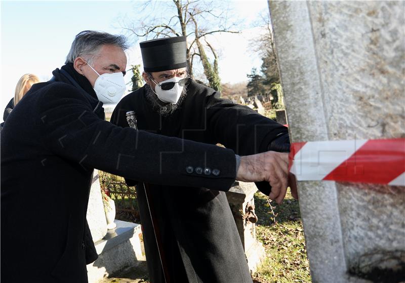 SNV na Badnji dan kod oštećene crkve Svetog Nikole na pravoslavnom groblju u Petrinji