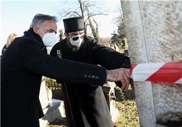 SNV na Badnji dan kod oštećene crkve Svetog Nikole na pravoslavnom groblju u Petrinji