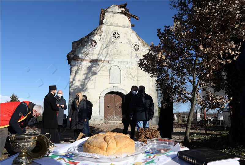 SNV na Badnji dan kod oštećene crkve Svetog Nikole na pravoslavnom groblju u Petrinji