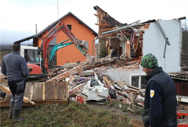 Rušenje obiteljske kuće u Novom Selištu kod Petrinje