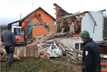 Rušenje obiteljske kuće u Novom Selištu kod Petrinje