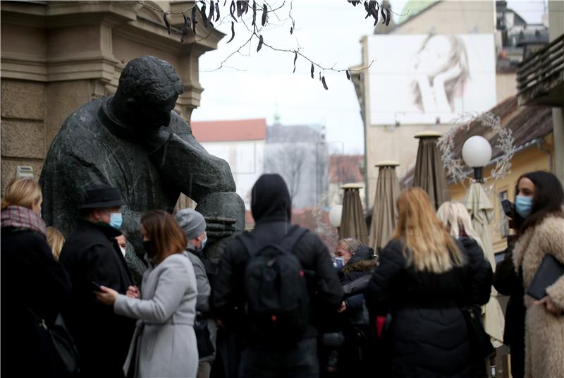 Položen vijenac na spomenik Nikole Tesle