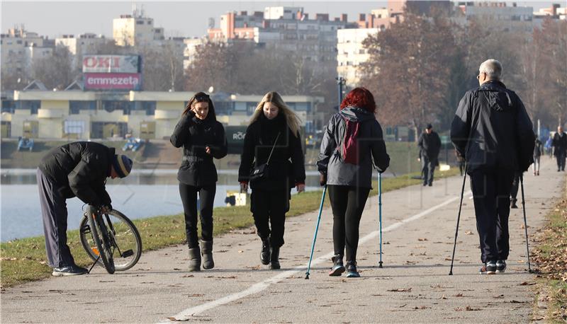 Građani u šetnji Jarunom