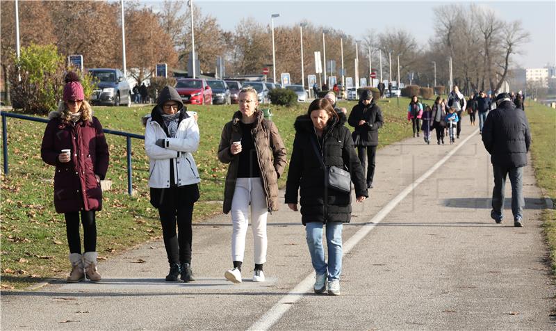 Građani u šetnji Jarunom