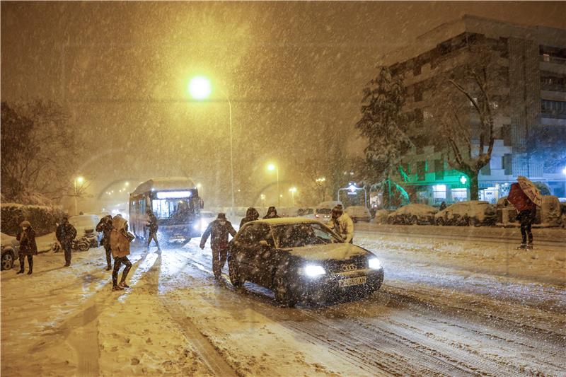 Snježna mećava prekinula promet u Madridu