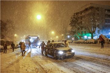 Snježna mećava prekinula promet u Madridu