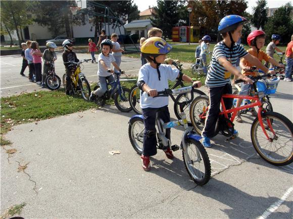 Dječak preživio nakon što je automobil na njega naletio dvaput 