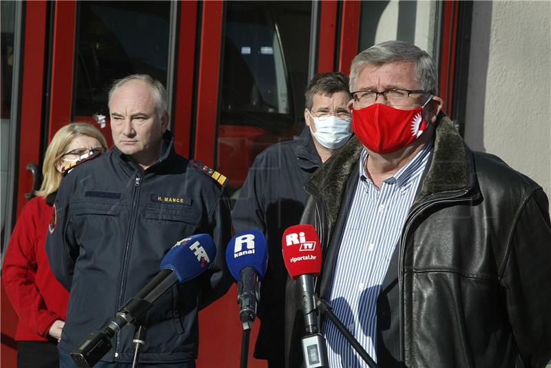 Rijeka: Gradonačelnik Rijeke Obersnel posjetio pripadnike javnih službi i volontere