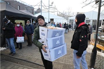 Petrinja: Dijeljenje hrane ljudima kojima je potrebna nakon potresa