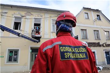 Članovi HGSS-a čiste kuću pogođenu potresom