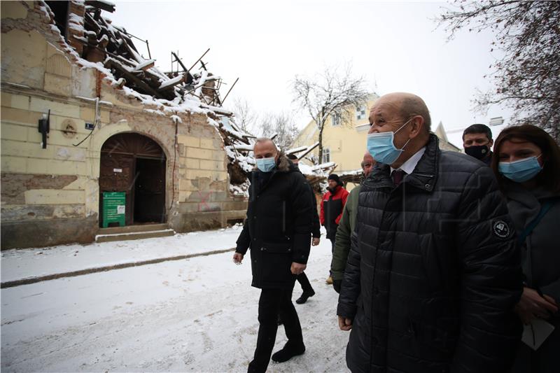 Grlić Radman i Le Drian obišli vojarnu u Petrinji i centar grada