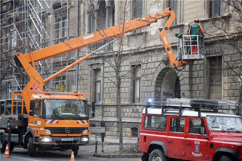 Vatrogasci uklanjaju dimnjake i crijepove u centru Zagreba