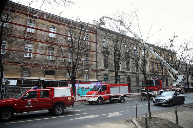 Vatrogasci uklanjaju dimnjake i crijepove u centru Zagreba