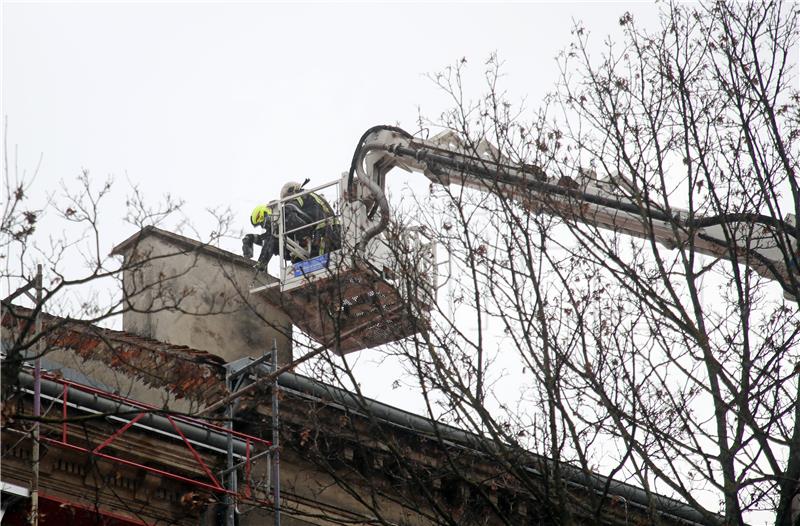 Vatrogasci uklanjaju dimnjake i crijepove u centru Zagreba