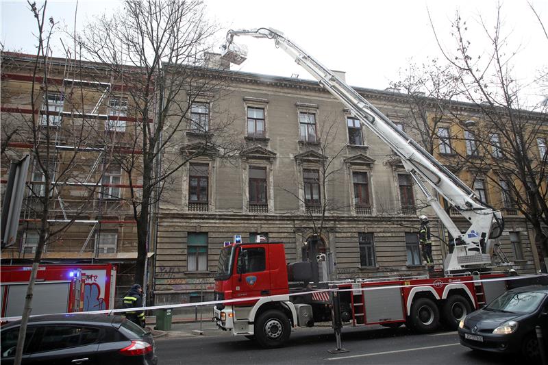 Vatrogasci uklanjaju dimnjake i crijepove u centru Zagreba