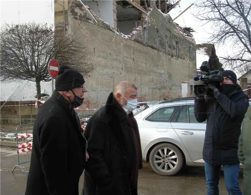 Stjepan Mesić, Stjepan Kolenac i Darinko Dumbović obišli porušenu Petrinju