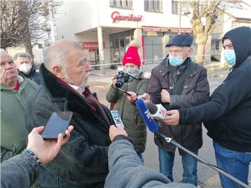 Stjepan Mesić, Stjepan Kolenac i Darinko Dumbović obišli porušenu Petrinju