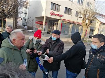 Stjepan Mesić, Stjepan Kolenac i Darinko Dumbović obišli porušenu Petrinju