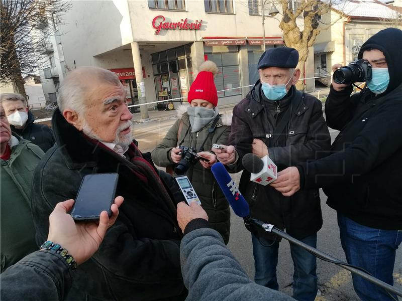 Stjepan Mesić, Stjepan Kolenac i Darinko Dumbović obišli porušenu Petrinju