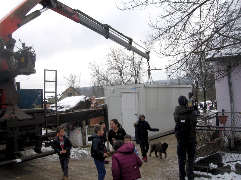 Deputy PM Milošević visits quake-damaged Roma settlement